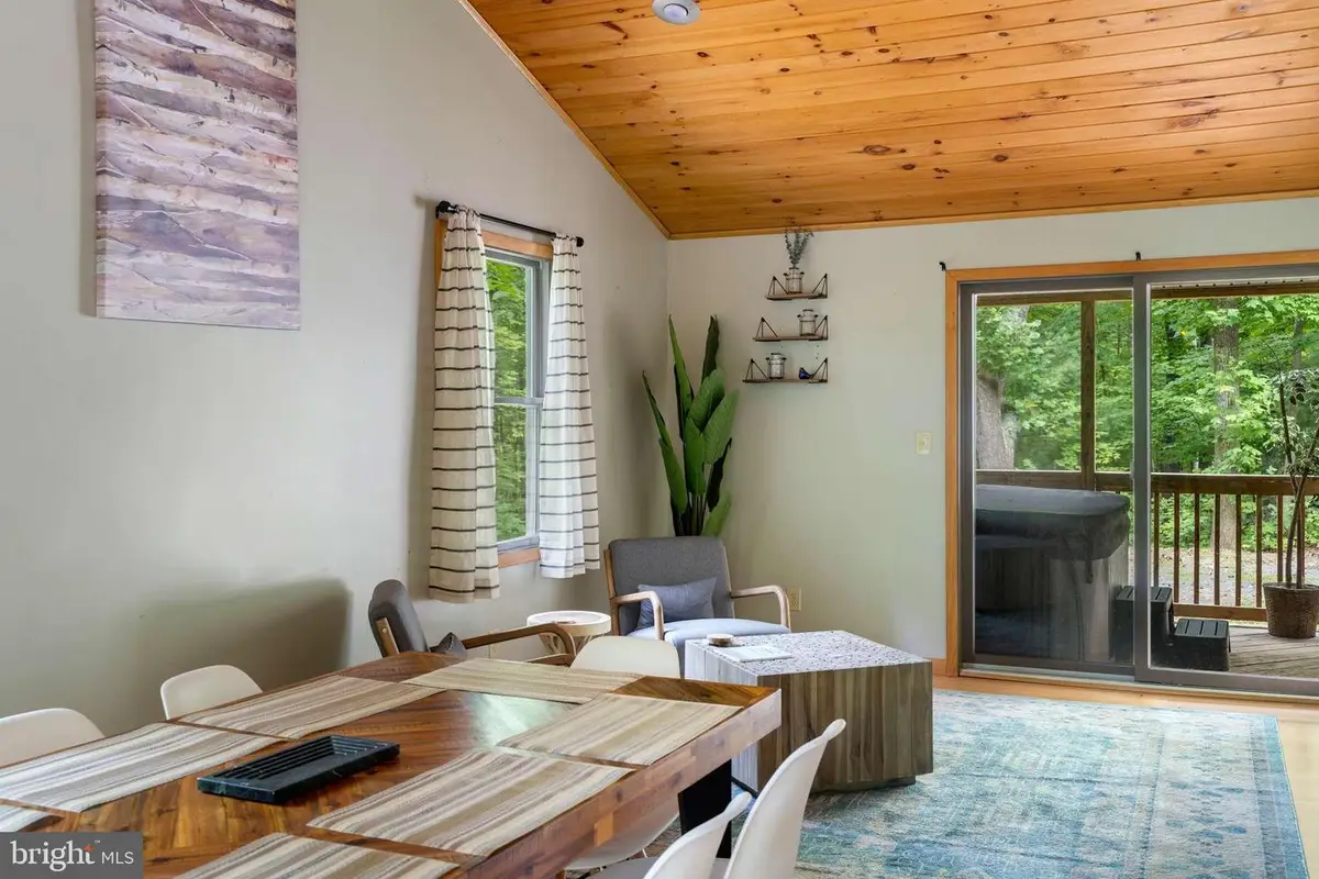 21 Cubby Hole Ln, Berkeley Springs, WV 25411 - #1