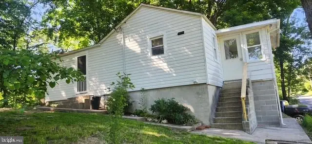 81 Norris Ave, Berkeley Springs, WV 25411 - #2