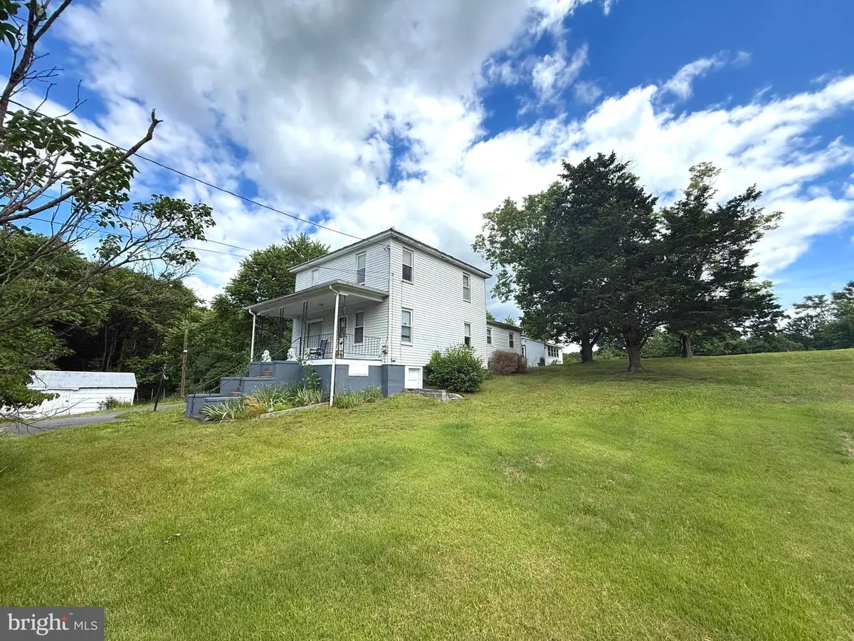 9 Fox St, Berkeley Springs, WV 25411 - #1