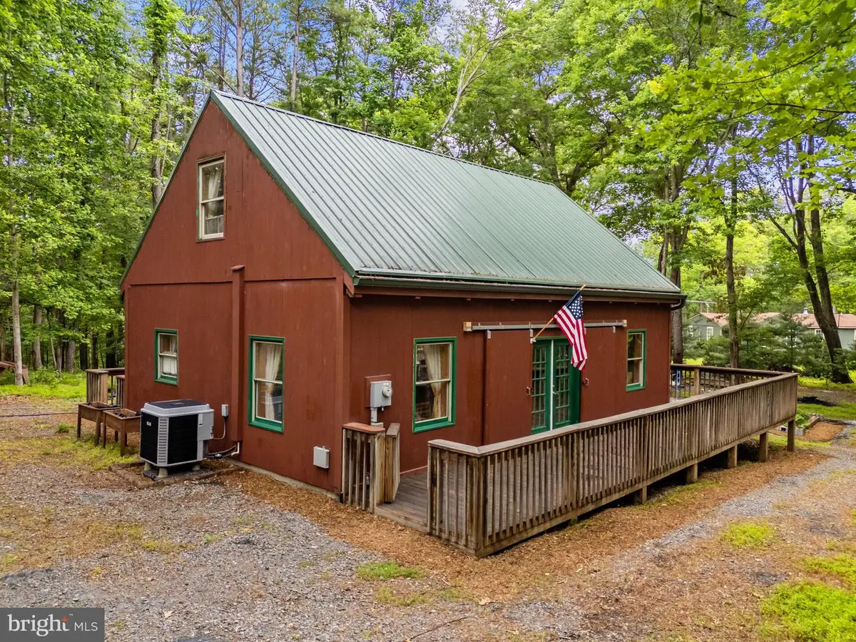 295 Creekview Ln, Berkeley Springs, WV 25411 - #1