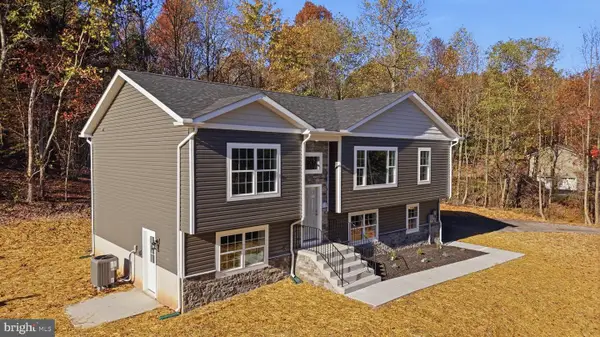 121 Triumph Way, HEDGESVILLE, WV 25427
