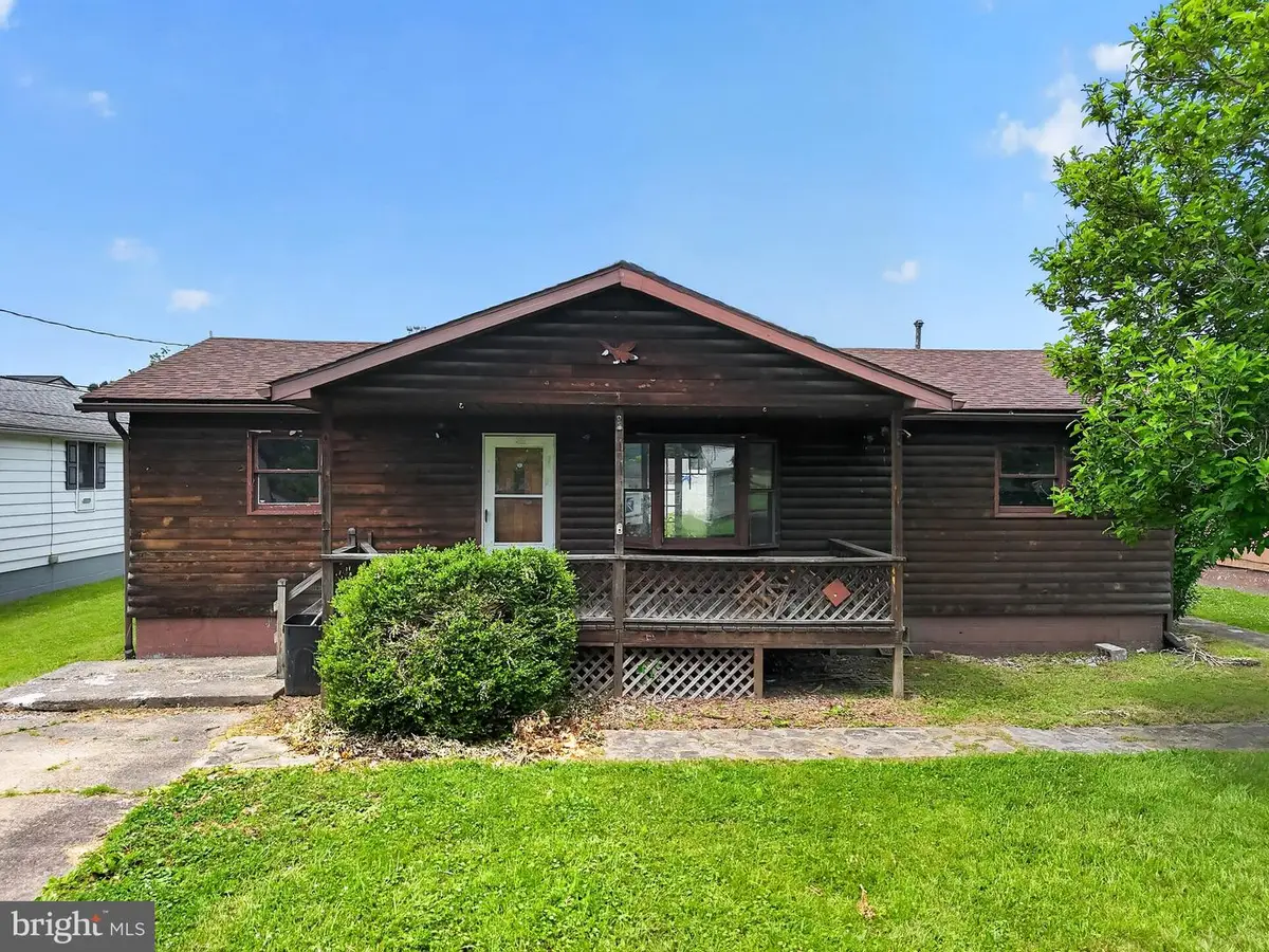 2302 Pennsylvania Ave, Parkersburg, WV 26101 - #1