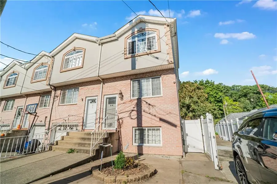 23 Deirdre Court, Staten Island, NY 10304 - Image #2