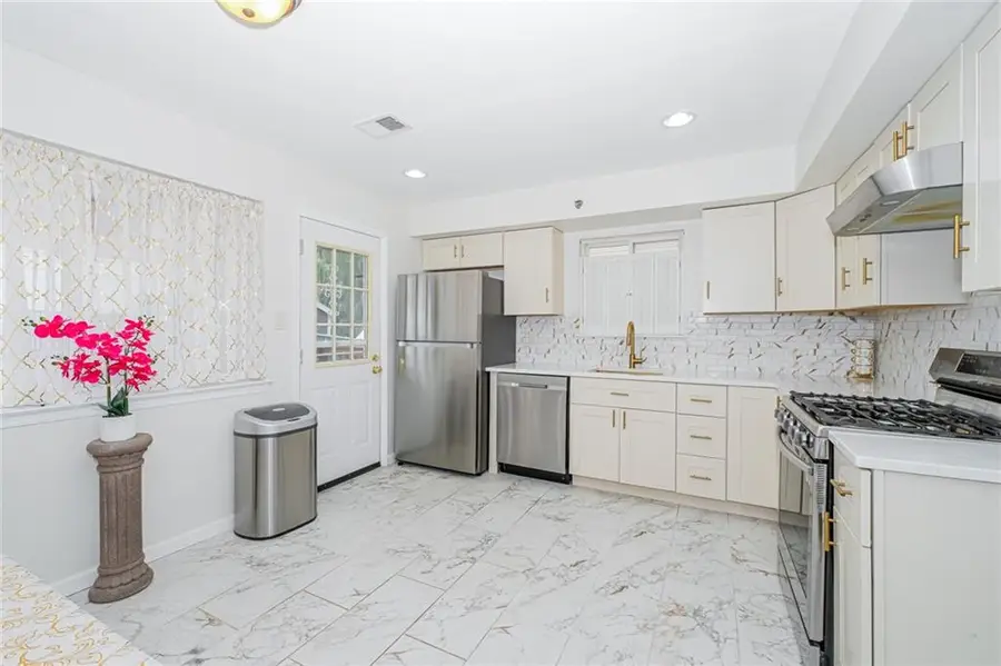 371 Jewett Avenue, Staten Island, NY 10302 - Image #3