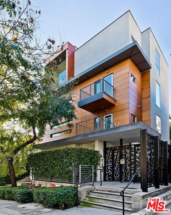 1137 Hacienda Place 104, West Hollywood, CA 90069 BHGRE