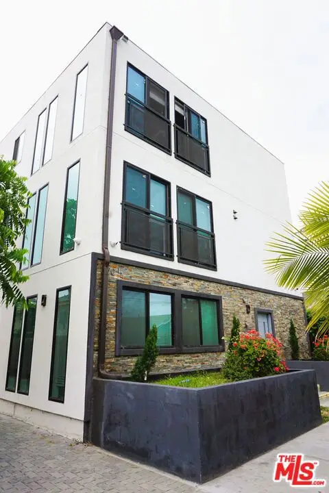 1570 W 36th Street, Los Angeles, CA 90018 - Image #2