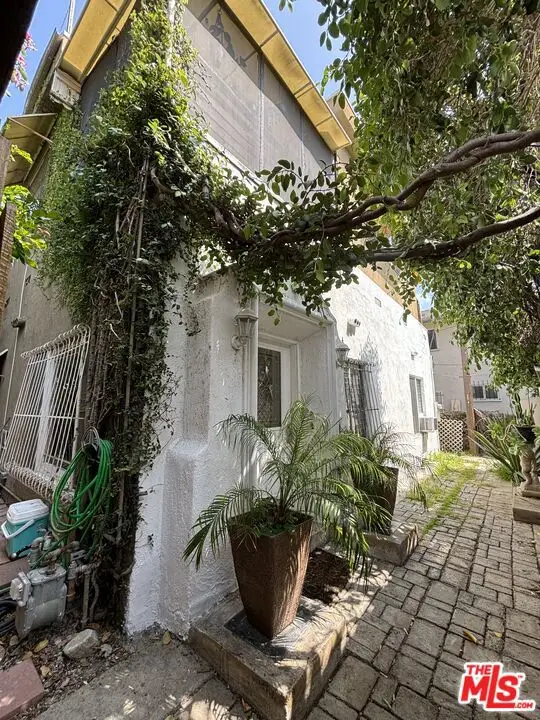 1028 N Hayworth Avenue, West Hollywood, CA 90046 - Image #2