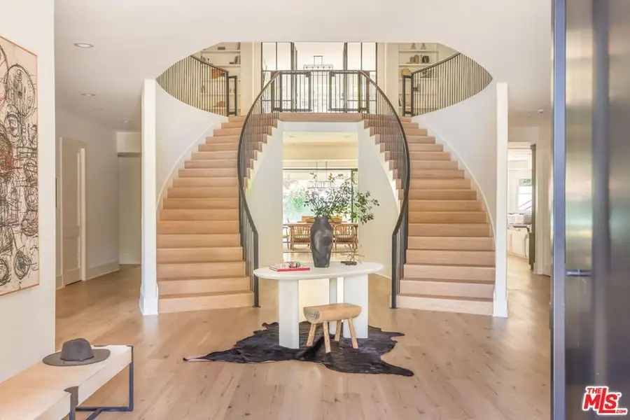 4322 Hayvenhurst Avenue, Encino, CA 91436 - Image #2