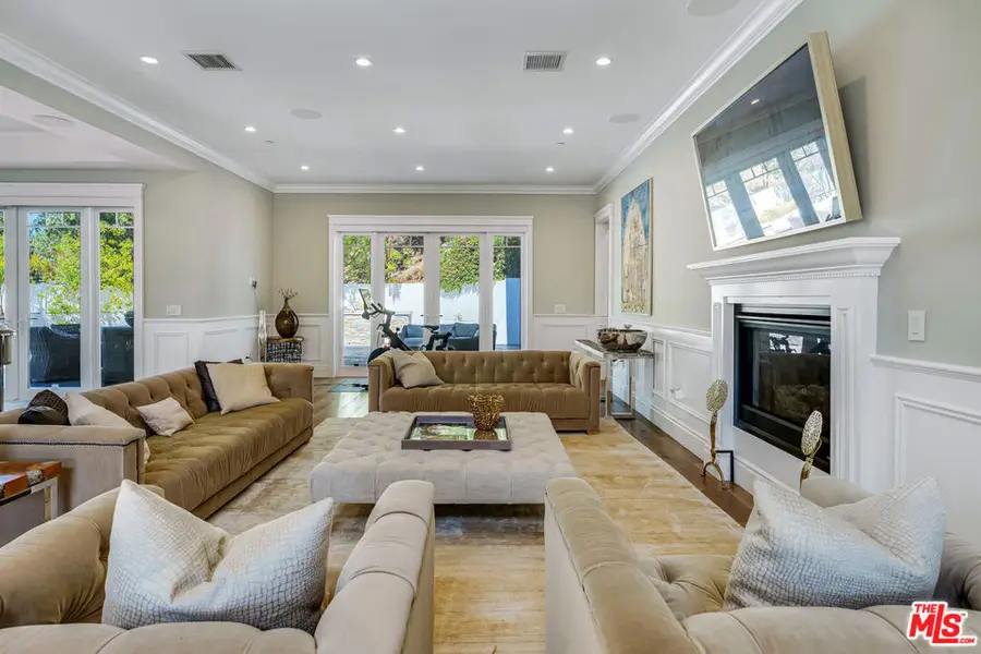 19633 Wells Drive, Tarzana, CA 91356 - #2