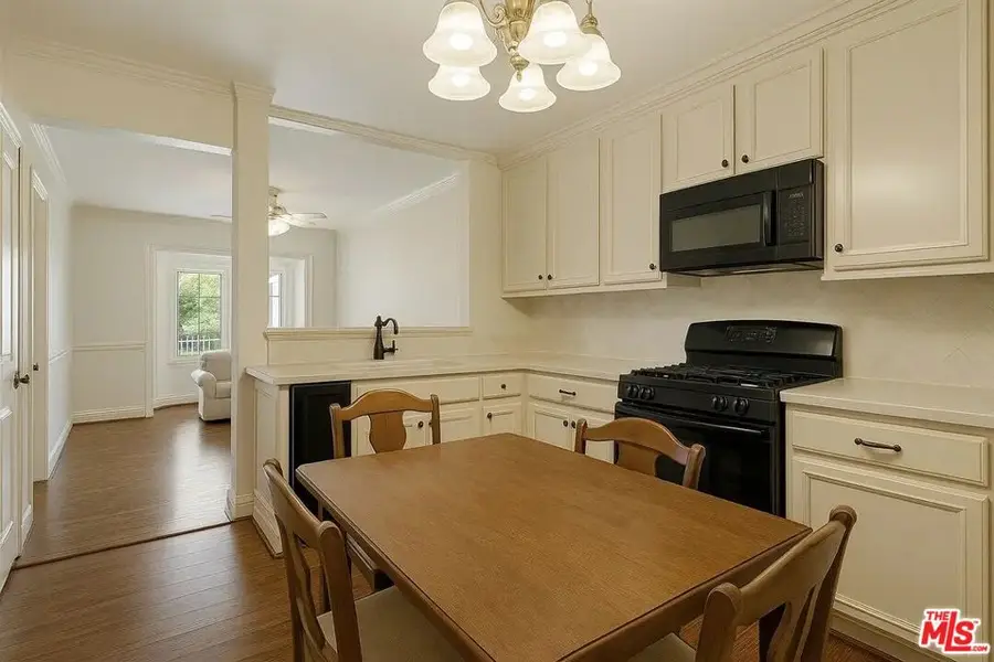 21620 Burbank Boulevard #9, Woodland Hills, CA 91367 - Image #3