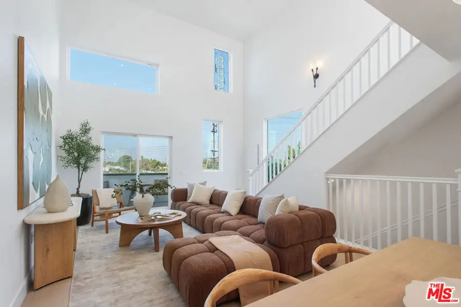 11210 W Victory Boulevard, North Hollywood, CA 91606 - Image #2