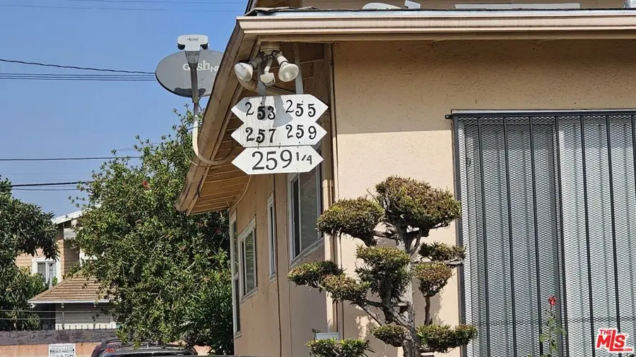 251 W 41st Place, Los Angeles, CA 90037 - Image #2