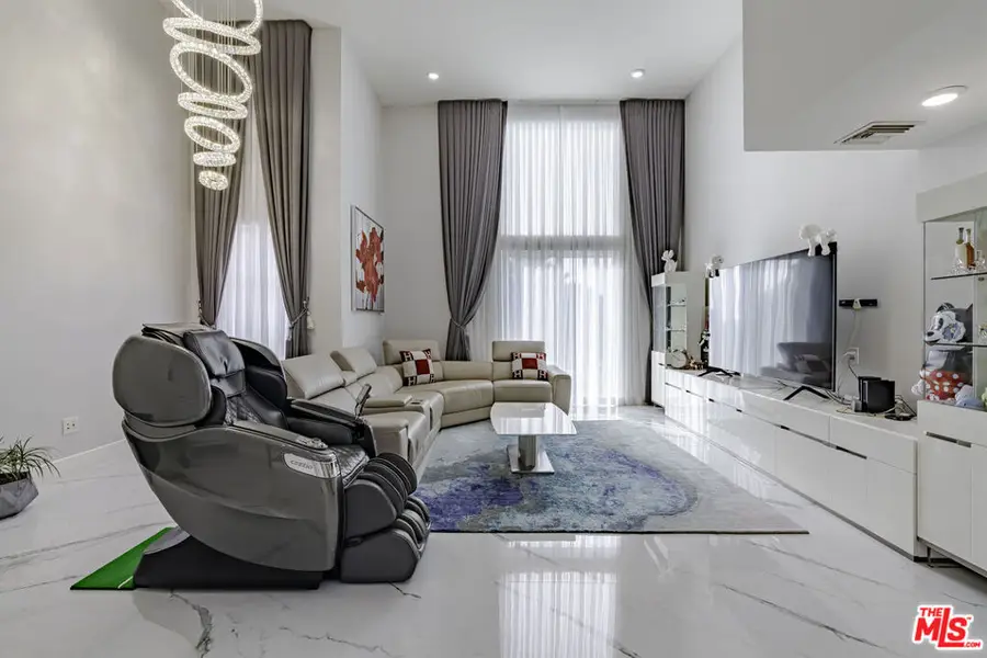 4925 Wilshire Boulevard #PH 302, Los Angeles, CA 90010 - #2