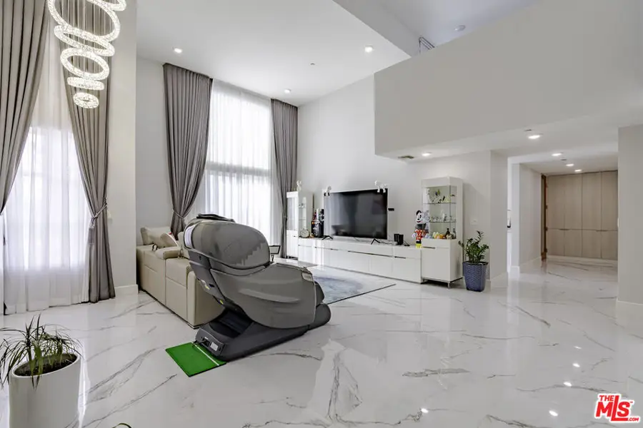 4925 Wilshire Boulevard #PH 302, Los Angeles, CA 90010 - #3