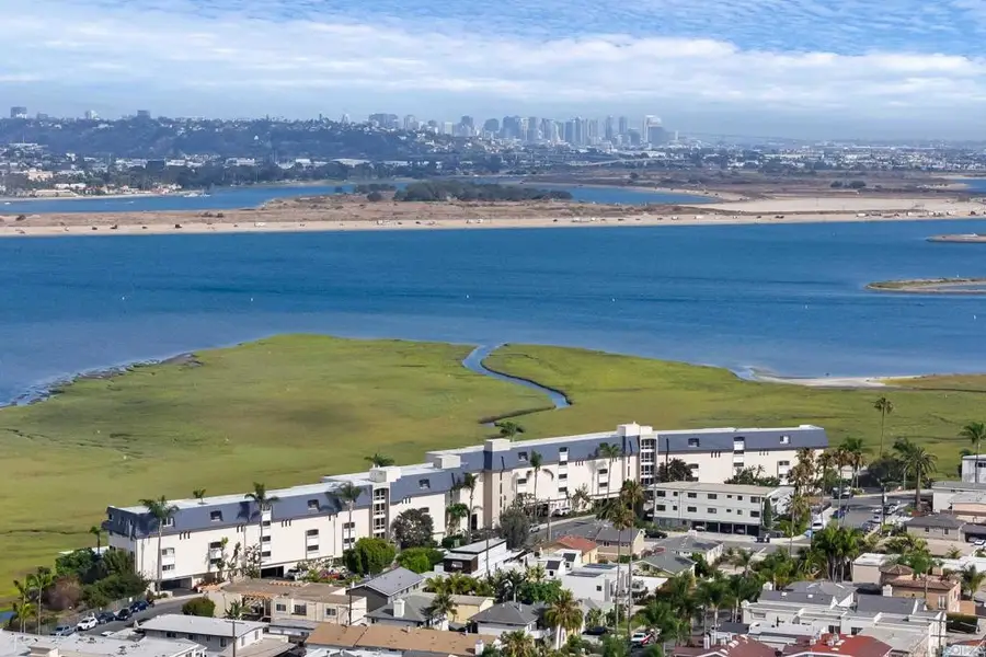 4015 Crown Point #104, San Diego, CA 92109 - #2