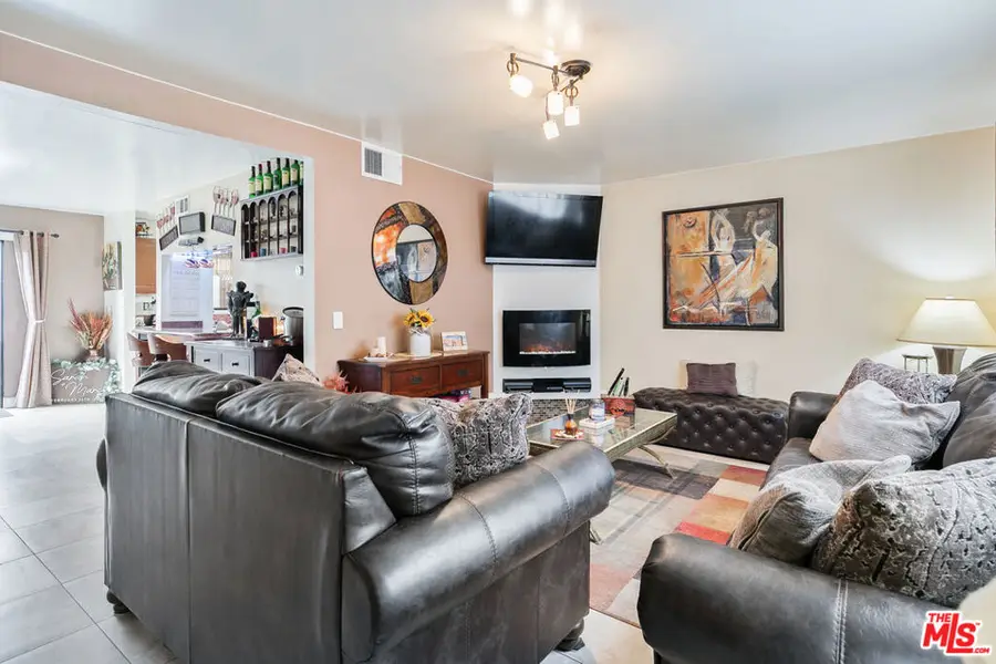 10817 Whipple Street #6, Studio City, CA 91602 - Image #2