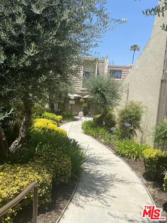 18417 Collins Street #A, Tarzana, CA 91356