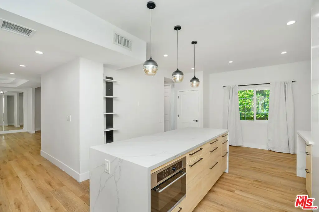 5923 Etiwanda Avenue #106, Tarzana, CA 91356 - Image #1