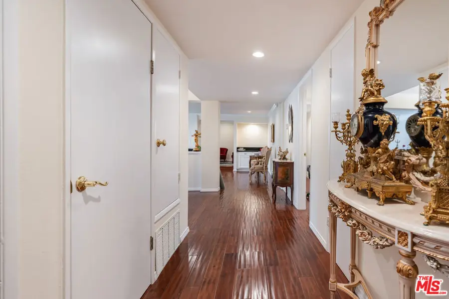 14521 Benefit Street #207, Sherman Oaks, CA 91403 - Image #2