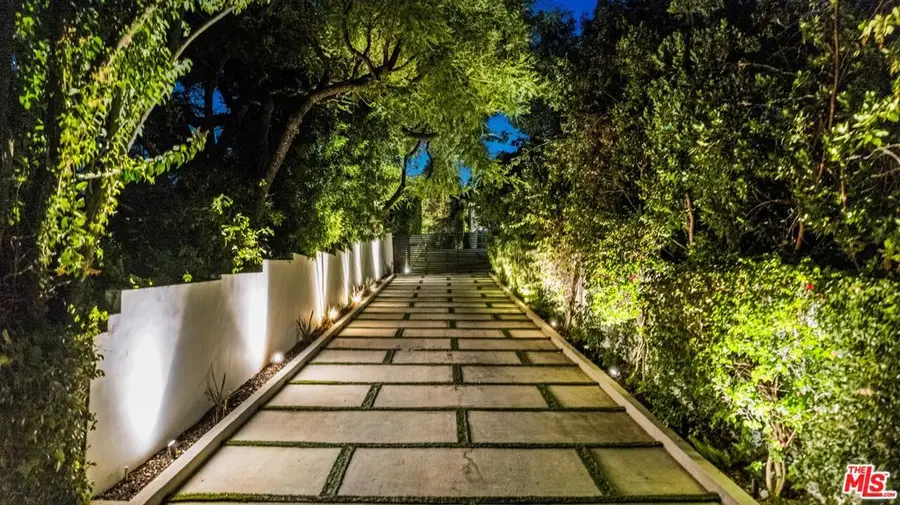 18762 Wells Drive, Tarzana, CA 91356 - Image #3