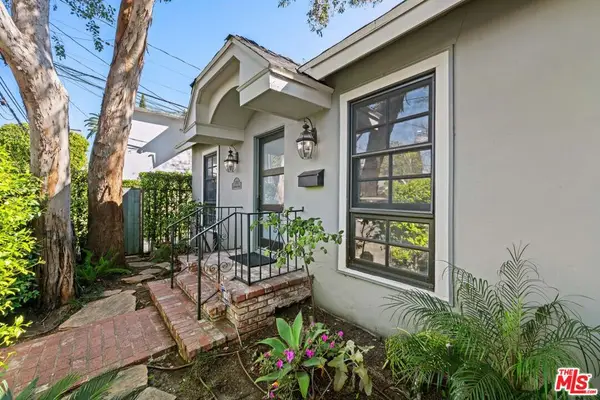 8712 Sherwood Drive, West Hollywood, CA 90069