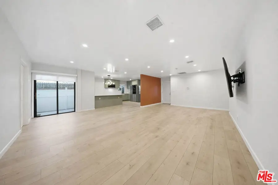 20237 Hartland Street, Winnetka, CA 91306 - #3