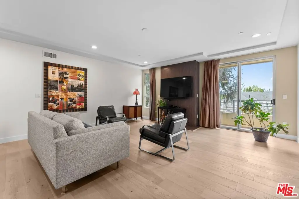5525 W Olympic Boulevard #302, Los Angeles, CA 90036 - #1