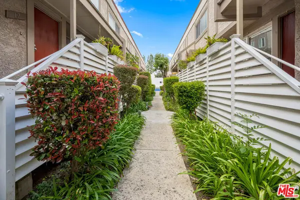 18333 Hatteras Street #20, Tarzana, CA 91356
