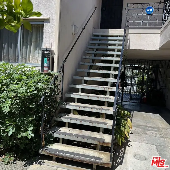 1600 N Hobart Boulevard #16, Los Angeles, CA 90027 - #2