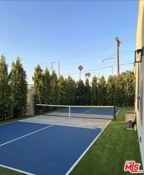 19100 Victory Boulevard, Tarzana, CA 91335 - #2