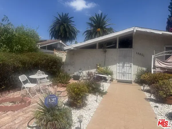 19821 Victory Boulevard, Los Angeles, CA 91367