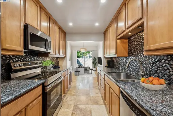 1042 Mangrove Ln, Alameda, CA 94502