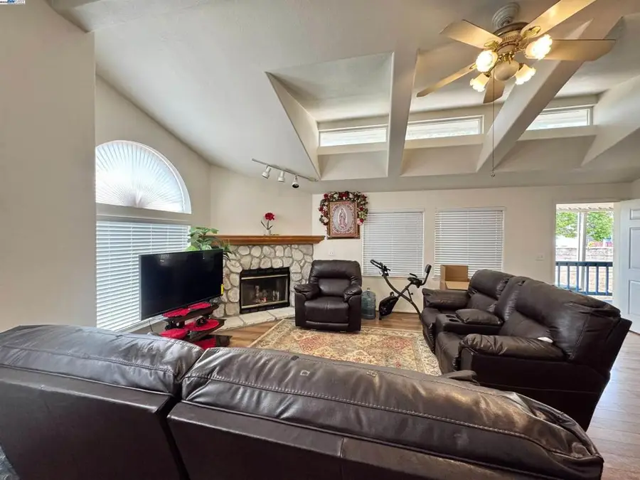 1220 Tasman Dr, Sunnyvale, CA 94089 - Image #2