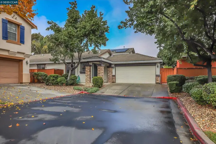 220 Roundhill Dr, Vacaville, CA 95687 - Image #2