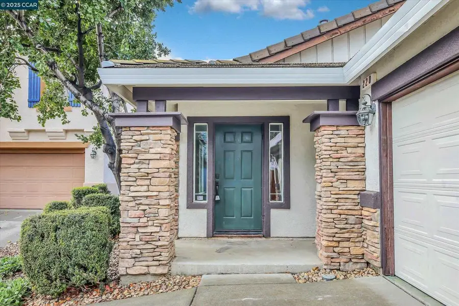 220 Roundhill Dr, Vacaville, CA 95687 - Image #3