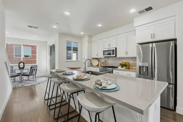 29322 29322 Hub Ln, Hayward, CA 94544