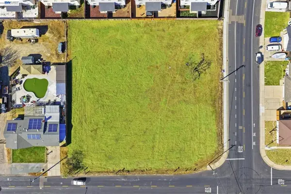 445 N Walnut Ave, Manteca, CA 95336