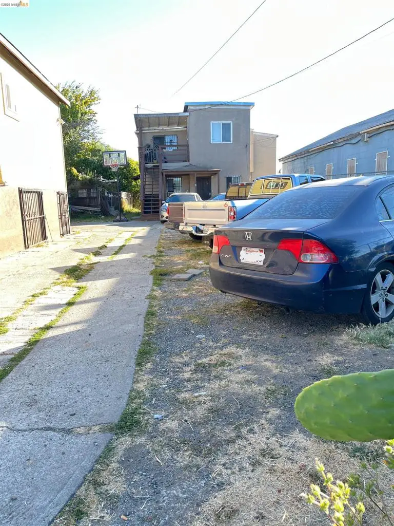 381 S 34th St, Richmond, CA 94804 - #3