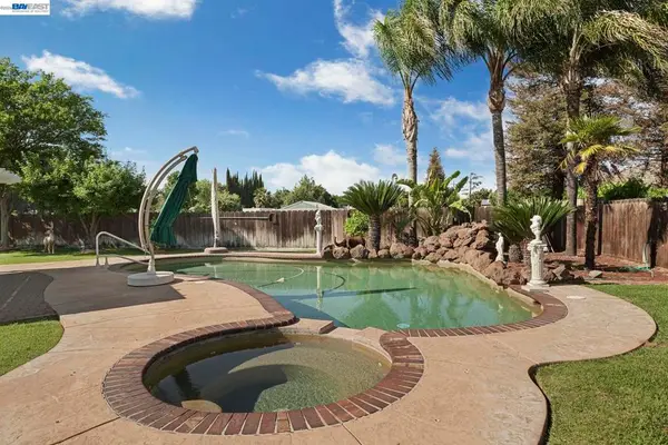 810 Vinewood Dr, Modesto, CA 95351