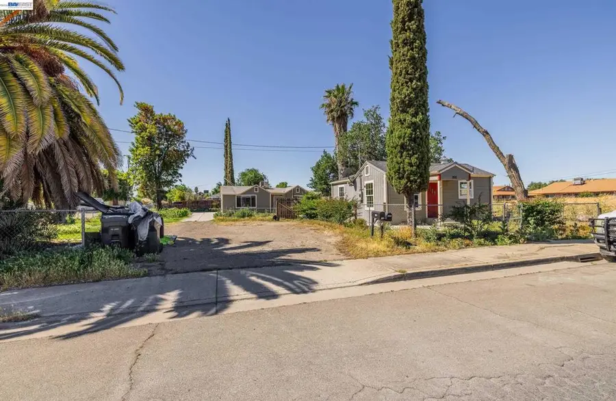 252 W Clover Rd, Tracy, CA 95376 - #3