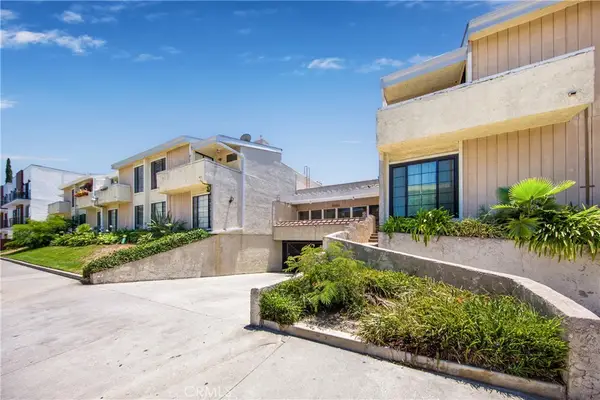 11834 Gilmore #16, North Hollywood, CA 91606