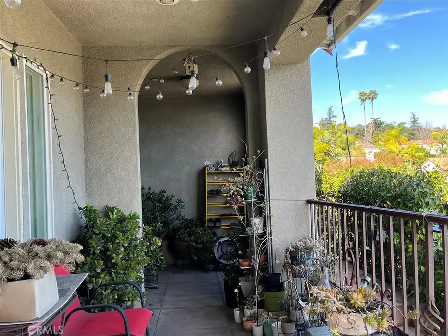 2051 N Catalina Street, Los Angeles, CA 90027 - #3