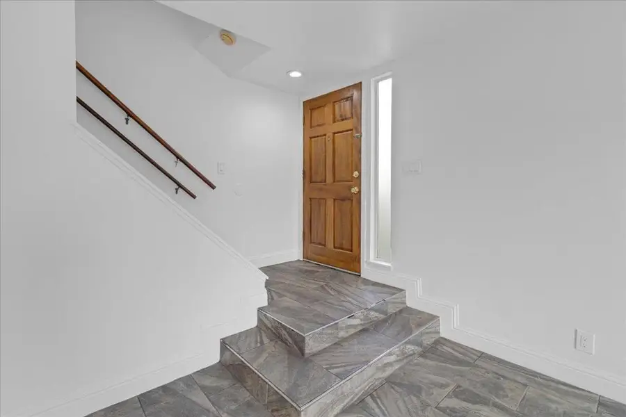 914 Acosta Plaza #32, Salinas, CA 93905 - Image #3