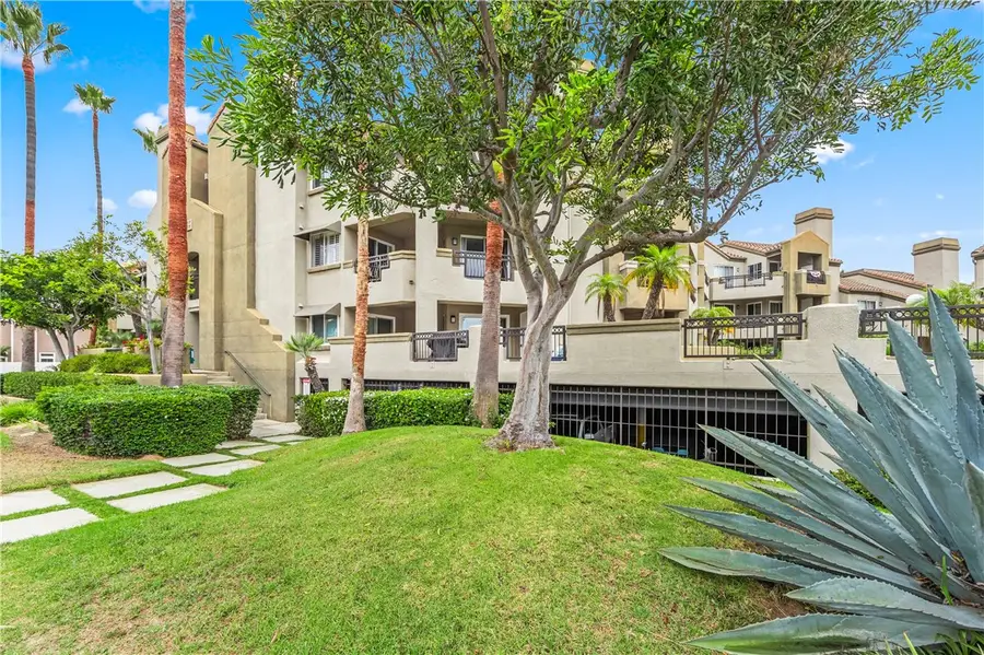430 Lake Street #204, Huntington Beach, CA 92648 - Image #3