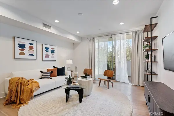 118 N Kings Rd #201, West Hollywood, CA 90048