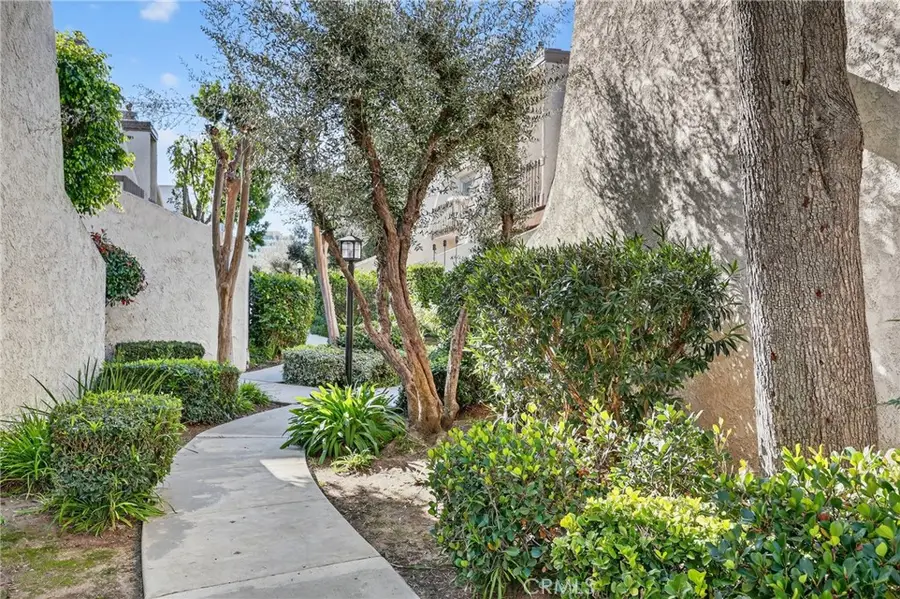 18360 Collins Street #E, Tarzana, CA 91356 - #3