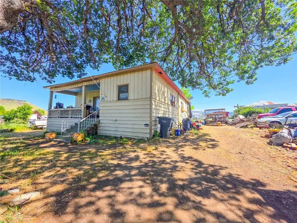 324 Henley Hornbrook Rd, Hornbrook, CA 96044 - #1