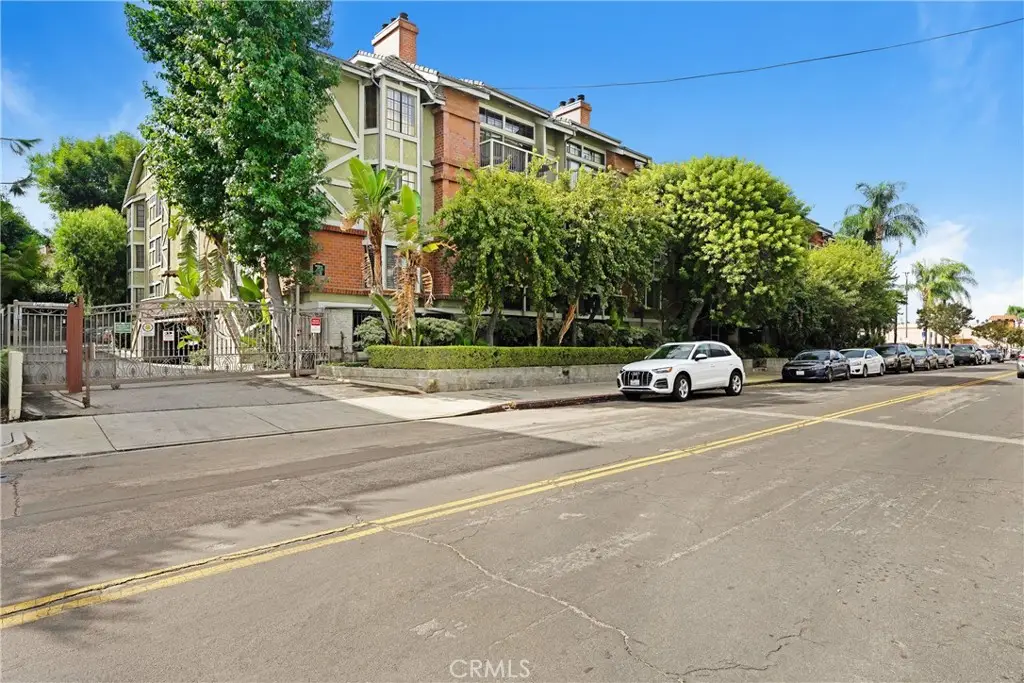 18324 Clark #119, Tarzana, CA 91356 - #1