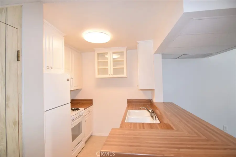 18645 Hatteras Street #211, Tarzana, CA 91356 - Image #3