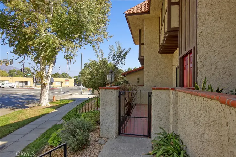 400 W Riverside Drive #2, Burbank, CA 91506 - Image #2